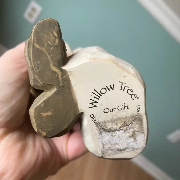 Family Figurine in Cream and TanWilliw Tree “Our Gift” Figurine - Picture 6 of 6